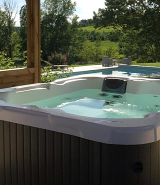 Jacuzzi ext&eacute;rieur chambre d'hotes